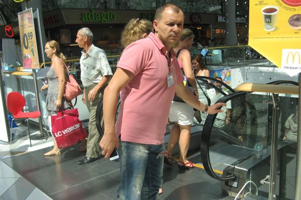 Иво Генов - един от директорите на мола, показва мястото, където се хванал Стефчо. СНИМКИ: АВТОРЪТ
