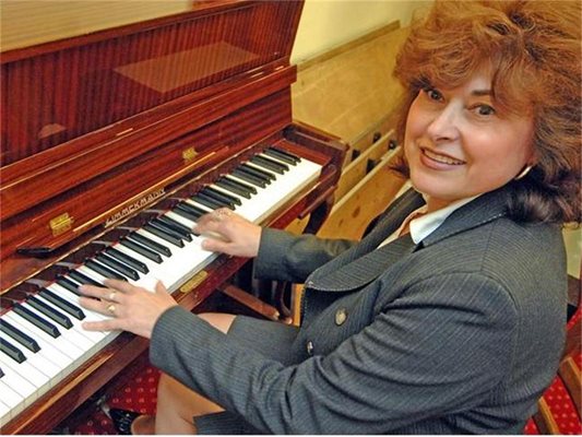 Гинче Караминова продължава да преподава уроци по пиано дори и като депутат.
СНИМКИ: РУМЯНА ТОНЕВА И ЛИЧЕН АРХИВ