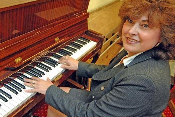 Гинче Караминова продължава да преподава уроци по пиано дори и като депутат.
СНИМКИ: РУМЯНА ТОНЕВА И ЛИЧЕН АРХИВ