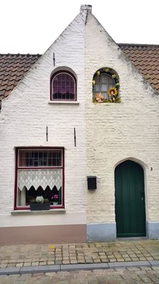 В малките улички на Брюж може да се видят и такива “кукленски” къщи.