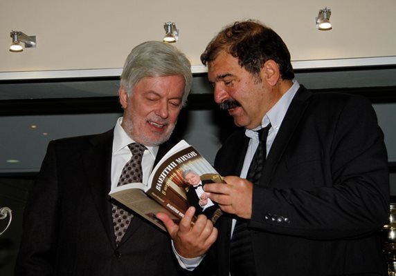 Валентин Михов и Георги Атанасов разглеждат книгата.