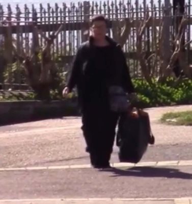 Инвалидката обича да пътува и сама си влачи куфара