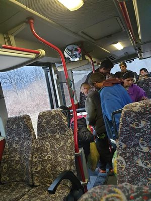 Машинистите са снимали тълпите с роми клошари в рейса