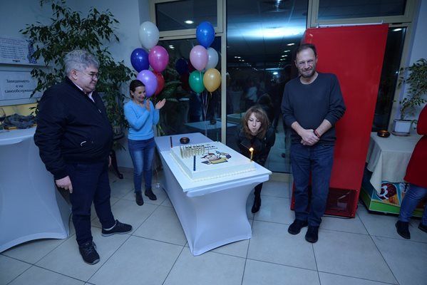 Главният редактор Борислав Зюмбюлев и зам. главните Марияна Литова, Боряна Цачева и Юри Велев  (от ляво на дясно)  духнаха свещичките  на тортата.