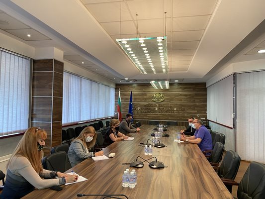 Министър Виолета Комитова се разбра с директора на “Автомагистрали” Стоян Беличев в края на работния ден във вторник.