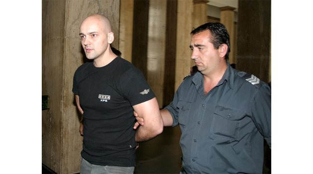ТЕМИДА: Полицай води Боков в съдебната зала след поредното задържане.