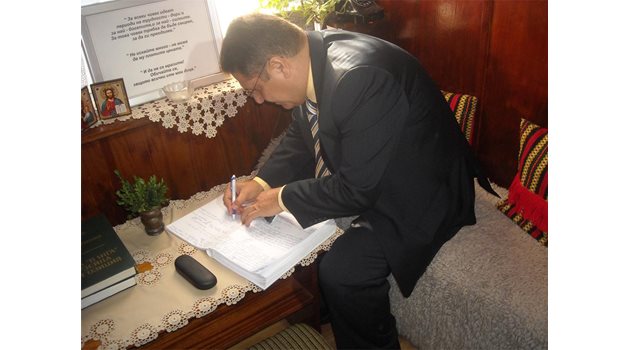 ПОЧИТ: Новият архонт Иван Кочев пише послание в къщата на Ванга.