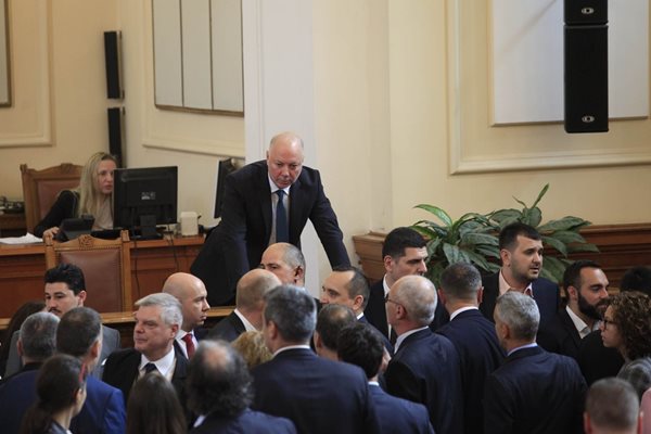 Росен Желязков прекрати работния ден в парламента след разразилия се скандал