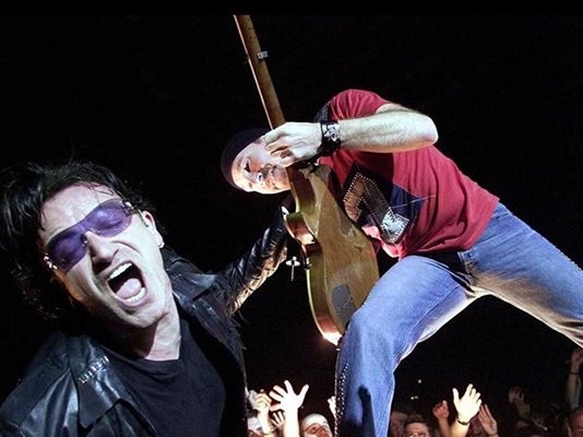 Нищо не може да спре феновете на U2
да ги гледат на живо.
СНИМКА: РОЙТЕРС