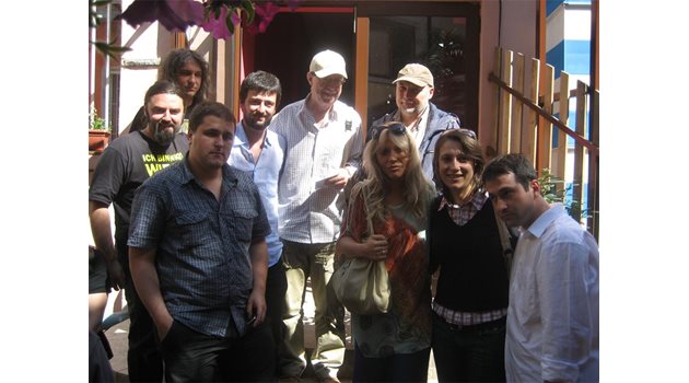 В СВОИ ВОДИ: Светослав Овчаров заедно със режисьора Георги Дюлгеров и студентите си от НАТФИЗ.
