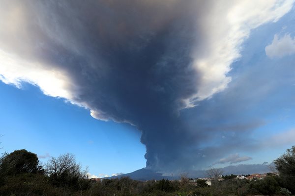 Най-големият активен вулкан в Европа - Етна се плъзга на изток в морето