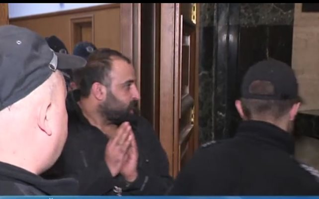 Един от задържаните за съпричастност към атентата след мярката в Софийския градски съд

КАДЪР: НОВА ТВ