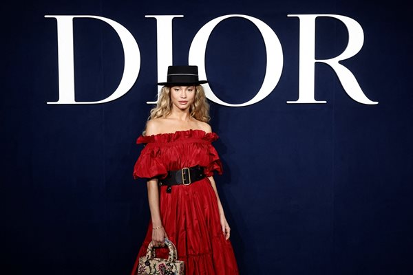 Колекцията на "Диор", показана на Седмицата на модата в Париж, вплита стилове от 50-те години на миналия век в свръхмодерни визии
Снимка: РОЙТЕРС