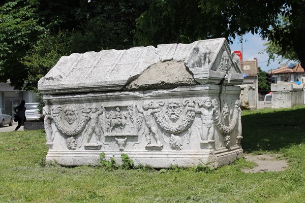 Саркофаг на богат римлянин от Рациария