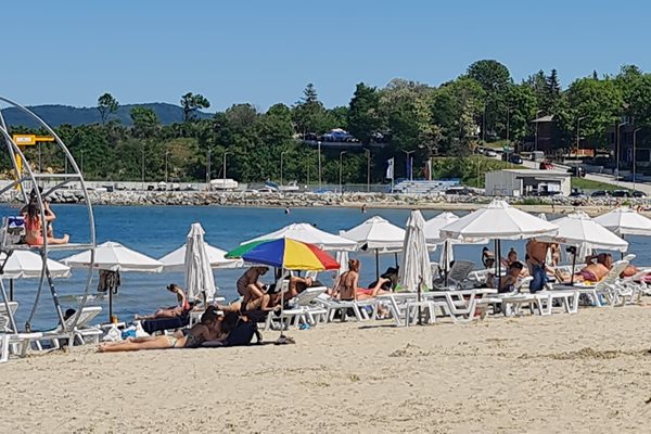 Заради силното слънце много от плажуващите в Крайморие стояха под сянката на чадъра и почти без да се пекат. Други предпочетоха да се приберат по хотелите си в следобедните часове.