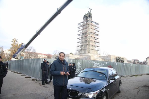 Ивайло Чорбов от "Възраждане" пред Паметника на Съветската армия в деня на започването на демонтажа