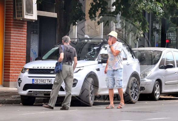 Джипът (белият) на Донков (вдясно) най-вероятно ще остане за Радина