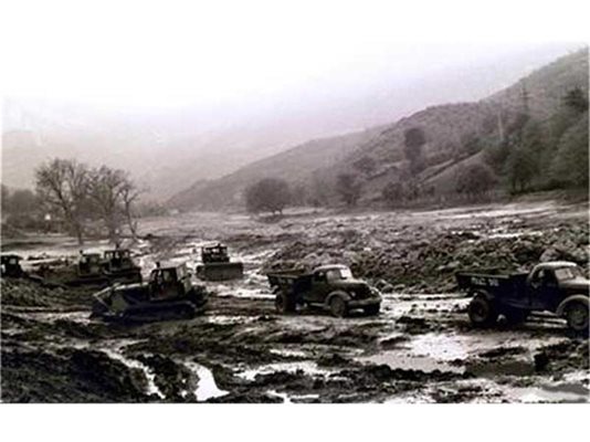 Булдозери и камиони вървят по затлаченото корито на р. Лева през май 1966 г.
След триметровата кална вълна са останали тежки разрушения, които доброволци разчистват.
СНИМКИ: АРХИВ