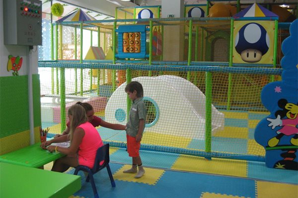На тези съоръжения в детския кът си е играл 3-годишният Стефчо.