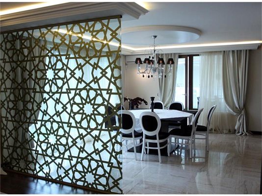 Стъкленият параван, който отделя трапезарията от хола, е облечен в арабски елементи по настояване на Мира.