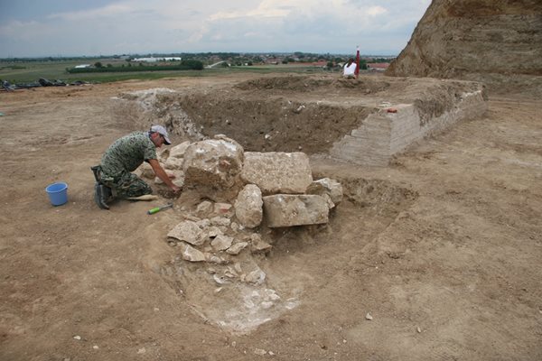 На метри от покрива на гробницата се показа още една археологическа структура - възможно е да е друга гробница.