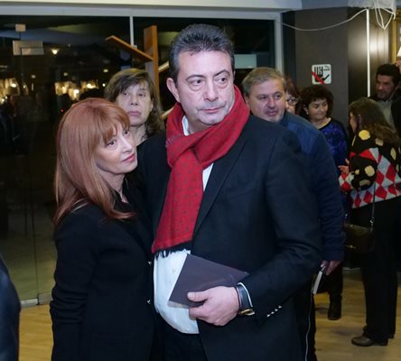 Шефът на БНТ Константин Каменаров и съпругата му Радина Червенова лично взеха автограф от автора.
