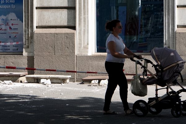 Преди по-малко от месец парчета мазилка се откъртиха от сграда на бул. “Дондуков” в центъра на София.  СНИМКА: ДЕСИСЛАВА КУЛЕЛИЕВА