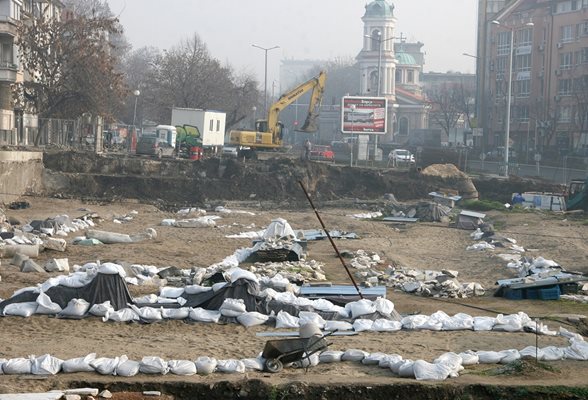 В момента мозайките са покрити с пясък, за да бъдат защитени през зимата.