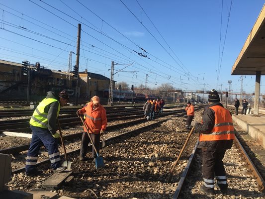 Жп работници ремонтират счупената релса.