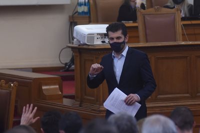 Премиерът Кирил Петков по време на извънредното заседание на парламента по искане на ГЕРБ. Снимки ВАЛИСЛАВ НИКОЛОВ