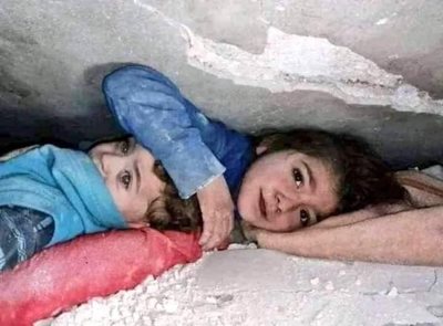 Спасиха братчето и сестричето от Сирия, чиято снимка развълнува света
Снимка: Pierre Abi-Saab/Twitter