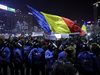 Стотици хиляди румънци се събраха за втора нощ на протести в Букурещ (снимки)