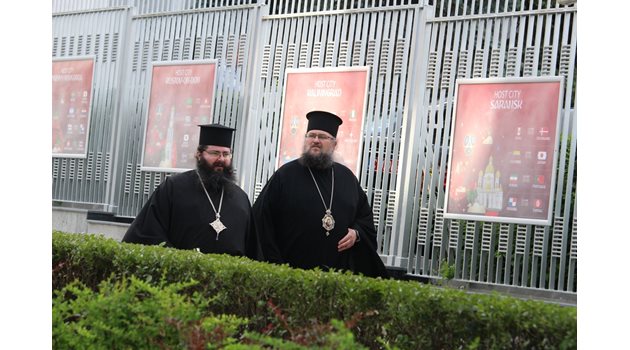 Мелнишкият епископ Герасим, гл. секретар на Светия синод, и Врачанският митрополит Григорий (вдясно)