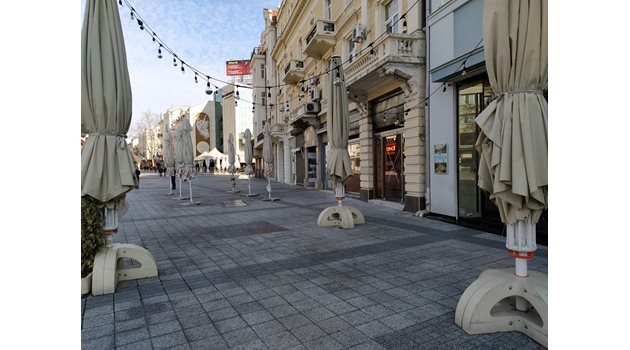 Масите от най-посещаваните кафенета в центъра на Пловдив са прибрани.