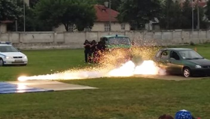 Осколка изхвърча при взривяването на светлинно-звукова граната и ранява децата на трибуните