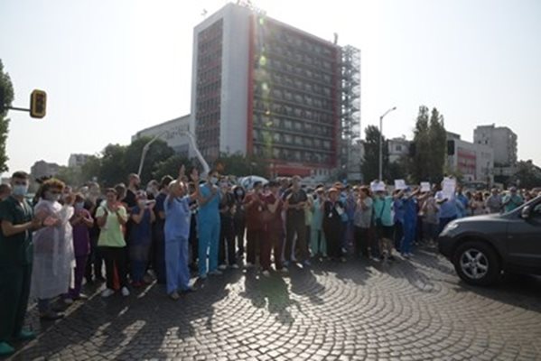 Протест пред "Пирогов"