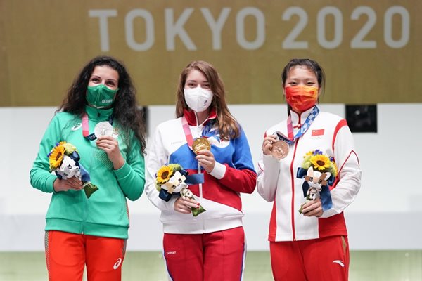 Антоанета Костадинова (вляво) на почетната стълбичка със сребърния си медал от олимпийските игри в Токио. СНИМКА: ЛЮБОМИР АСЕНОВ, LAP.BG