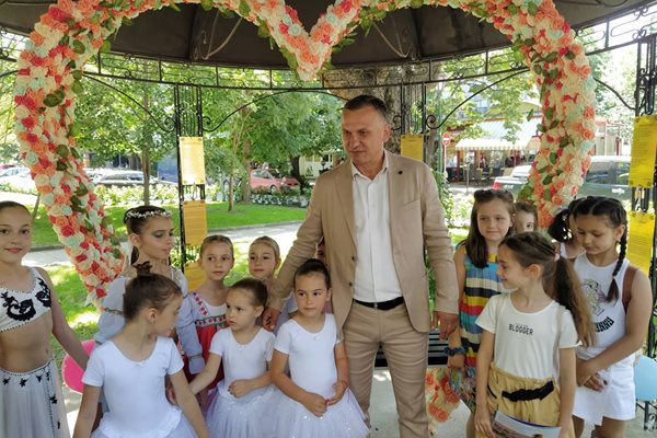 Иван Стоянов под беседката със сърцето и деца. 