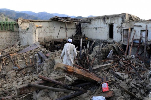 Земетресението взе над 1000 жертви / Кадри: БНТ
