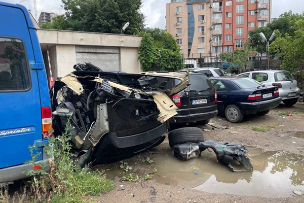 Разцепеното ауди, с което Семерджиев направи катастрофата.

Снимка: ЕЦТП