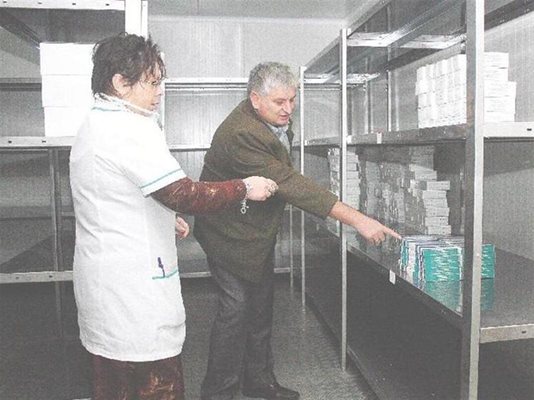 Старши лаборант Силвия Богданова и шефът на Научноприложния център по военна епидемиология и хигиена Андрей Галев показват част от неприкосновения резерв от ваксини на армията.