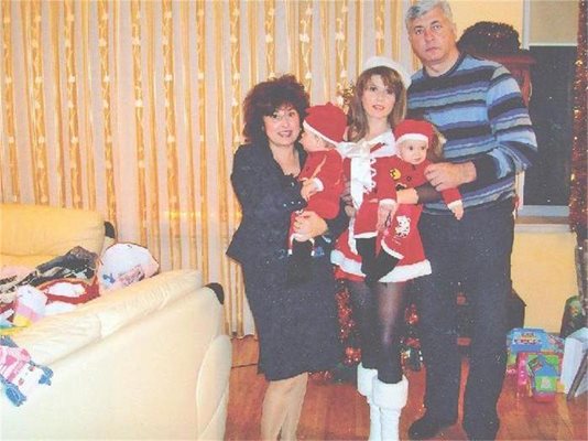 Караминова с дъщеря си, зет си и двете малки внучета тази Коледа.