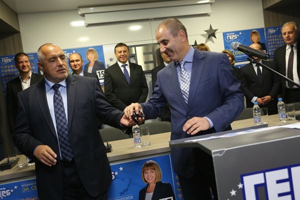 Цветанов получава поредния часовник от Борисов след съкрушителната победа на ГЕРБ на местните избори.