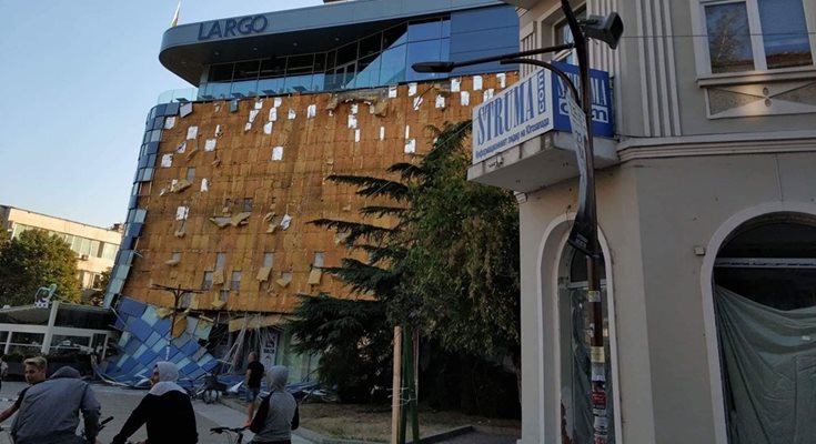 Падна фасадата на мола в Благоевград СНИМКА: Тони Маскръчка