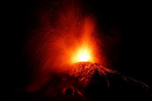 Огнения вулкан в Гватемала  СНИМКИ: Ройтерс