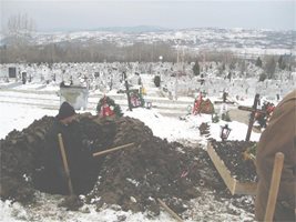 Гробари от Дупница първи попаднали на останки от разкъсаното тяло. 
СНИМКА: АВТОРЪТ