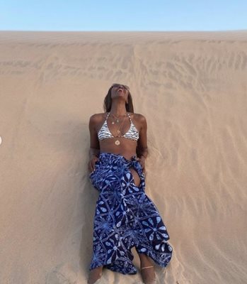 Наоми Кембъл се снима по бикини в пустинята (Снимки)