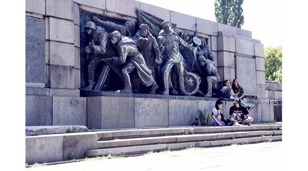 Паметникът на Съветската армия. СНИМКИ: Велислав Николов