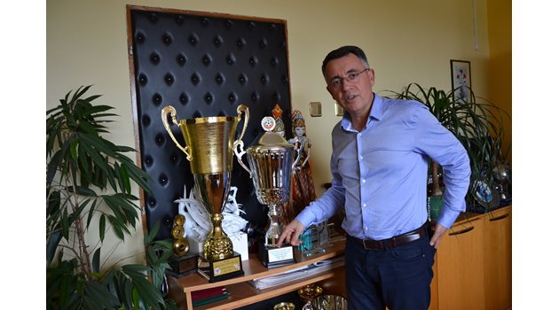 Кметът на Кърджали Хасан Азис показва купите, спечелени от “Арда” в
 Аматьорската лига.