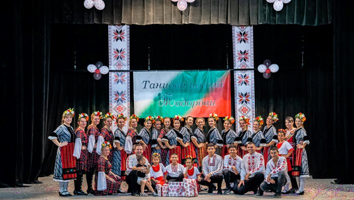 Танцовата школа "Тодорови" в Белозем е една от емблемите на селото.